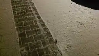 Salz streuen 10 mal schneller als mit der Hand. Super praktisch. Genial. 