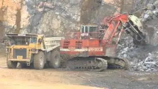 O&K Bagger RH 90 C belädt Caterpillar Mulde 777 C