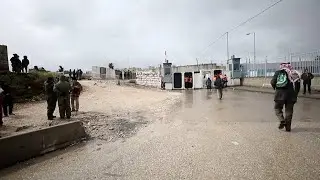 الاحتلال يقيّد عبور المواطنين حاجز قلنديا لصلاة الجمعة الثالثة من رمضان في المسجد الأقصى بالقدس