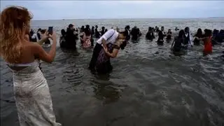 New Yorkers dress up for 4th annual Black Tie Beach