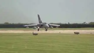 Торнадо GR4 617-й эскадрильи Королевских ВВС, взлет плотин, Лоссимут