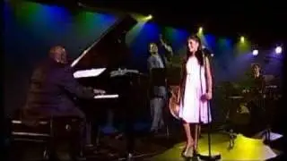 Nikki Yanofsky sings Over the Rainbow