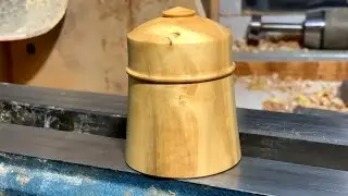 Richard Raffan turns a suction-fit box in French boxwood