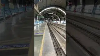 Delhi metro entered in station with high speed and super braking #dmrc #delhivlog #metro  #aajtak