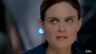Bones 2x04 - &ldquo;he touched me with his creepy serial killer hand&rdquo;