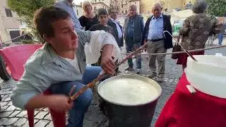 Roccagorga 13 Ottobre 2019 Festa della Fragoletta. Il giovane pastore Mario Piccaro- fa il Firmaggio