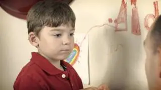Les enfants voient. Les enfants apprennent. Message d'int&eacute;r&ecirc;t public. (Health Nexus)