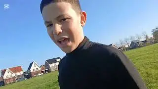 Ik Kian en Aref bij betonen 