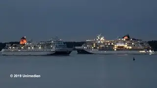 Bremen vs. HANSEATIC nature | horn battle at meeting in the dusk on river Elbe in Germany | 4K-Video