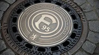 Stadtentw&auml;sserungsbetrieb unterst&uuml;tzt Fortuna-Aktion mit F95-Kanaldeckel