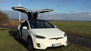 Tesla Model X - Falconwings Lightshow - Easter Egg Taunus eMobil - Elektromobilit&auml;t f&uuml;r alle!