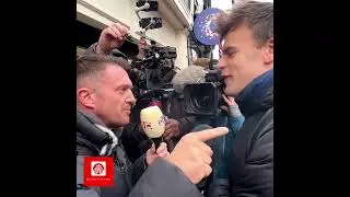 Томми Робинсон и журналист ITV на акции протеста в отеле при психиатрической лечебнице в Брейнтри...