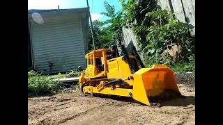 DE 579 RC Dozer Pushing Dirt