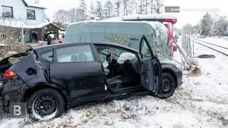Auto kollidiert mit Zug &ndash; verletzter Fahrer l&auml;uft weg
