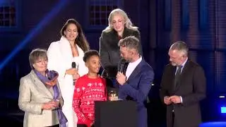 Nationale Kerstboom feestelijk ontstoken op Paleis het Loo