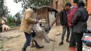 लड़कों ने बूढ़े को lathar lathar कर पीटा 75 के उम्र में इश्क लड़ा रहा है ये कलयुग के बूढ़े है भाई सर
