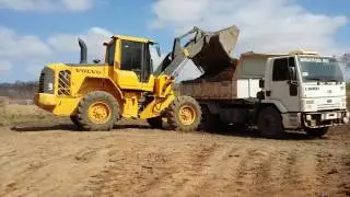 Carregadeira Volvo l60f limpando açude parte 1