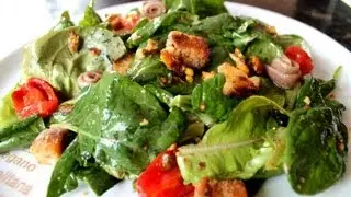 Ensalada rica en calcio de espinacas, cherry caramelizado, anchoas y vinagreta de pistachos