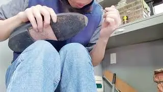 구두틈세 깁숙히 말라버린 진흙 덩어리를 제거 하는게 쉽지 않네요