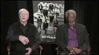 Morgan Freeman cochila ao vivo durante entrevista na TV - OFICIAL