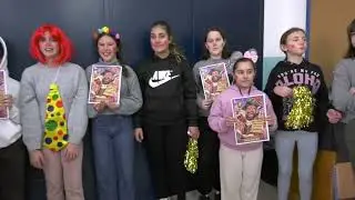EL CEIP LA ATLÁNTIDA RINDE HOMENAJE AL PREGONERO DEL CARNAVAL DE CÁDIZ MANU SÁNCHEZ