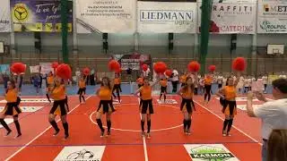 Cheerleaderki Tanecznej Piątki gr. II układ z pomponami