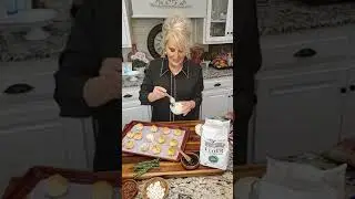 Закуска из печенья со взбитыми сливками