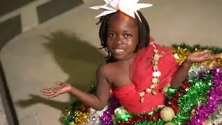 Joyeux No&euml;l (remix je m&rsquo;en fous of @AxelmerrylVrai ) Maelys Latitus & Thilda Lafleur 