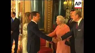 Obamas meet Queen, G20 leaders at palace reception