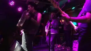 Karamelo Santo Feat. C&eacute;sar Infame - Vivo En Una Isla (Club Subterr&aacute;neo)