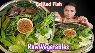 Eating grilled fish with raw vegetables. Fresh vegetables, mukbang, asmr, eating sound@SOMASP-br2dv 