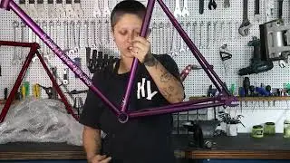 Detalhe de quadro de Caloi 10 antiga - guia de conduíte