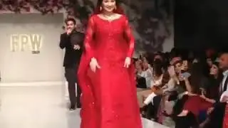 #rampwalk asim azher and hania amir cute couple at fpw fashion rampwalk 2019 youtube
