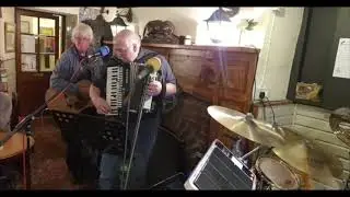 Oye Como Va - Santana Cover on an accordion