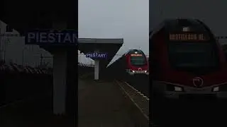 Stadler Kiss 561 102-5 na R 720 považan s krasnym pozdravom odchadza zo stanice Pie&scaron;tany