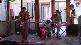 Hikoikoi plays at Rapa Nui beachvenue - maria heidemann on camera