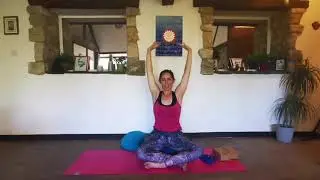 Postpartum Yoga class for pelvicfloor and stiff shoulders