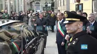 Addio Ornella Vanoni, l&rsquo;arrivo del feretro al Piccolo Teatro Grassi tra gli applausi