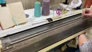Как связать капор английской резинкой на вязальной машине. Видео инструкция.