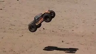 Action mit dem Reely Cimera Black Brushless 1/10 RC Modellauto - Elektro Monstertruck