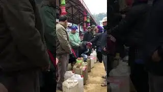 Chợ phi&ecirc;n s&iacute;n ch&eacute;ng