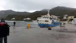 Ship in danger! - Το Παναγία Σπηλιανή κινδυνεύει μες το λιμάνι της Νισύρου