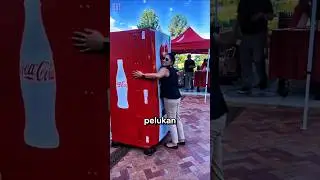 Bukan Uang! Mesin Coca-Cola Ini Cuma Mau Dipeluk 🤯