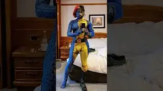 Cosplay: Mystique mid transformation (X-Men)