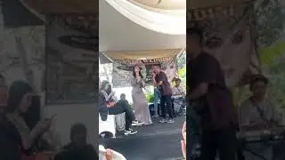 Kepanasan, isrt nangis di hajatan