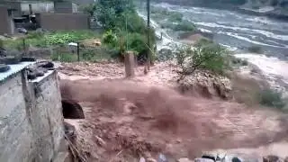 IMPRESIONANTE ALUD DE BARRO (VOLC&Aacute;N) EN IRUYA (por Deivis Apaza)
