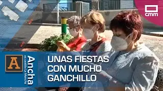 Decoran su pueblo con ganchillo