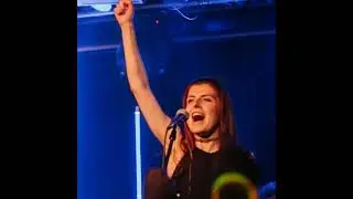 Alicia Rey, cantant i compositora del grup Sense Sal a R&agrave;dio Palafrugell