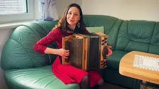 Claudia Hinker spielt Weiße Blume von Franz Mihelič auf ihrer Steirischen Harmonika