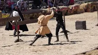Luchas con espada en torneo medieval